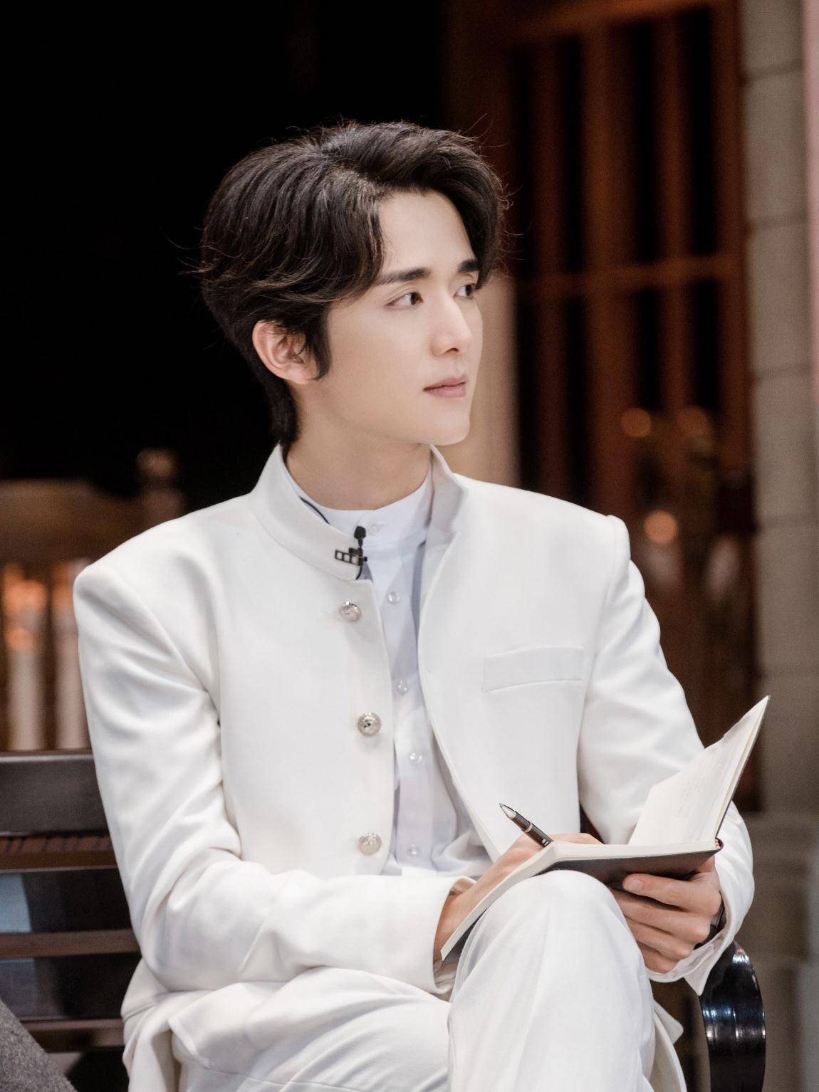 张新成费渡造型曝光大油头加金边眼镜绝了是费渡本人吧