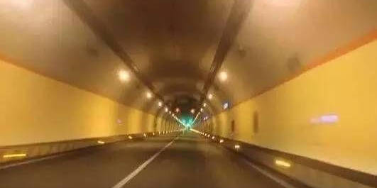 开车进隧道要小心，关键注意事项