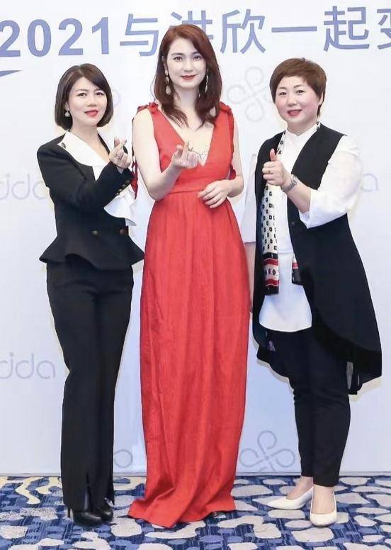 原创洪欣机场现身大高个穿九分裤一人提俩包不见小9岁老公张丹峰