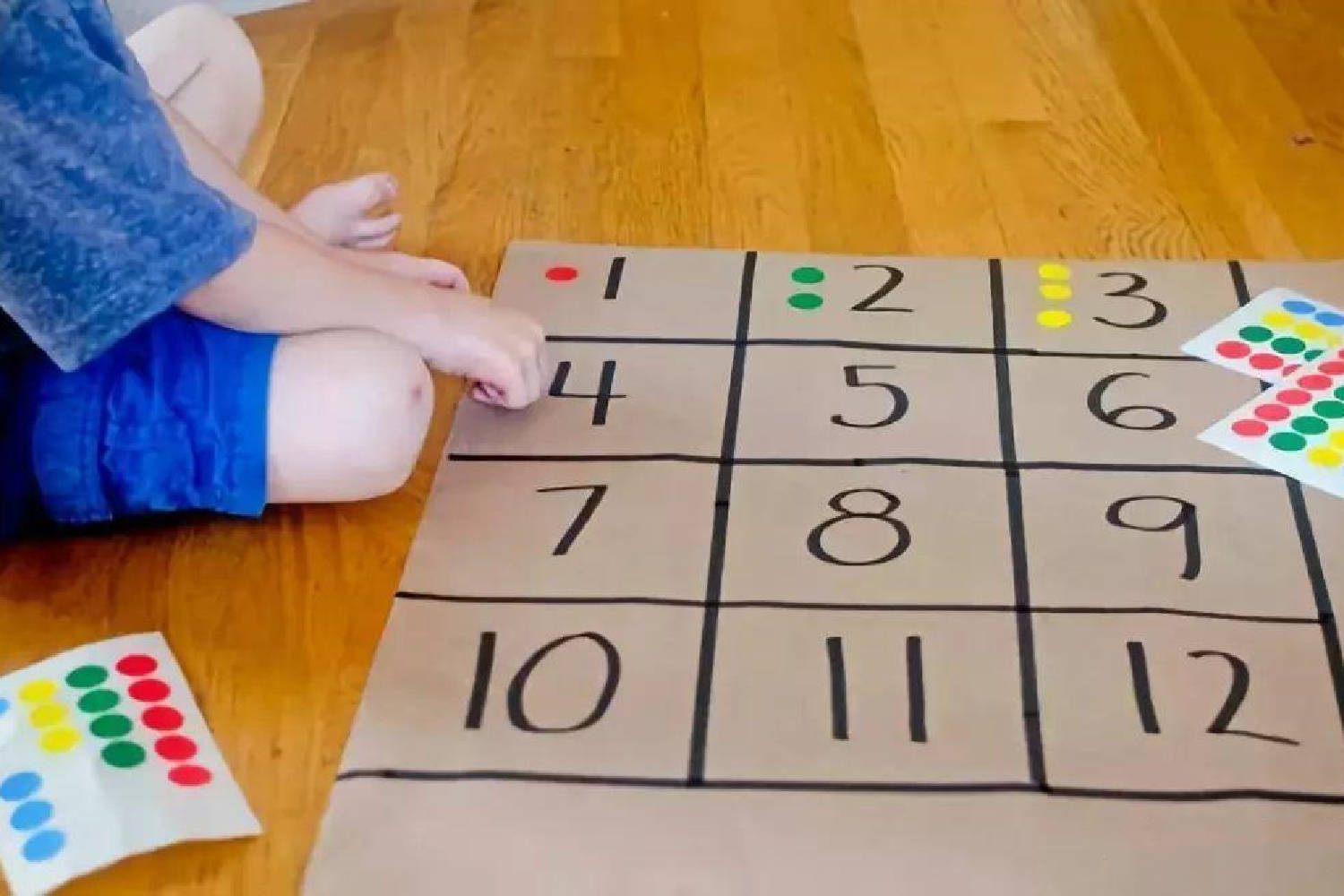 还可以让孩子利用手指点数数字和实物,一边点数一边记忆,熟练后再开始