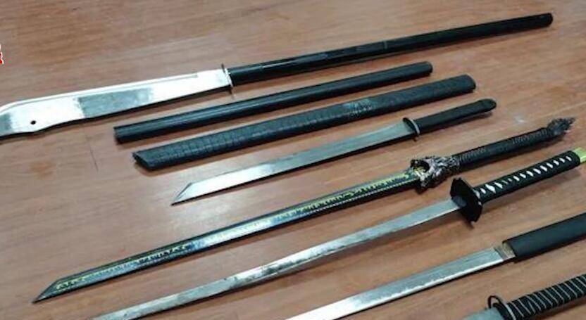无法无天!汕头一群精神小伙持刀在街头游荡,寻打人者报仇被抓