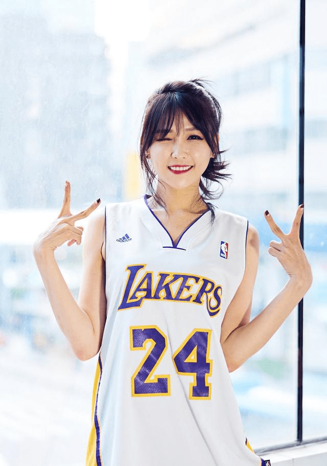 对喜欢穿球衣的美女,总是有更多的好感,这些女孩子让人觉得更有活力