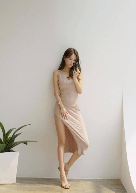 印花连衣裙是一种腰细瘦瘦的连衣裙,因为不会掉球,所以手感细腻,可以