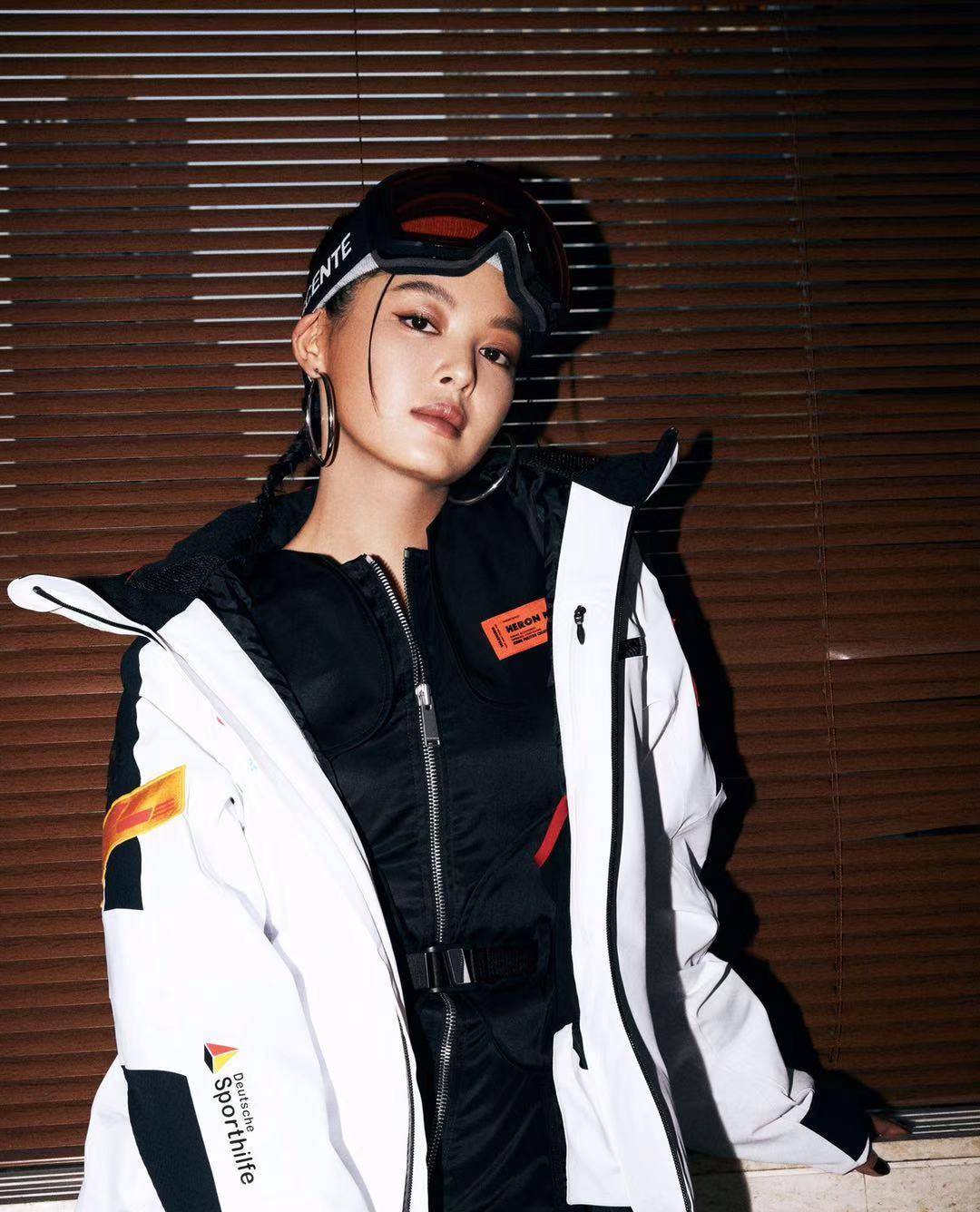 运动单品也可以穿出时髦感,辛芷蕾的搭配就很nice