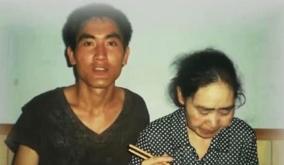 四岁丧父捡六年废品背着母亲上学的孝子刘秀祥如今怎样了