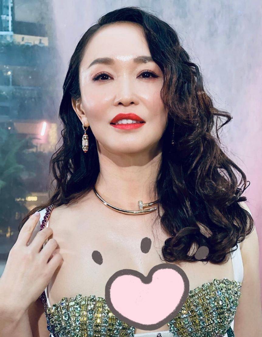 原创50岁范文芳穿镶钻抹胸裙满面油光身材似少女同龄老公却老太多