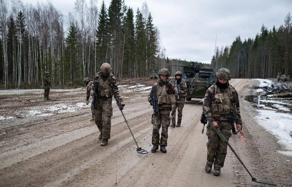 法国装甲部队实战演习 勒克莱尔主战坦克登场 新型瞄准镜意外亮相