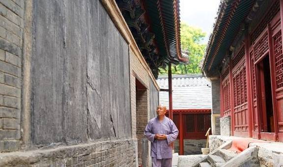 北京郊区有个避暑胜地，不仅风景秀美还有溶洞、塔林和肉身佛