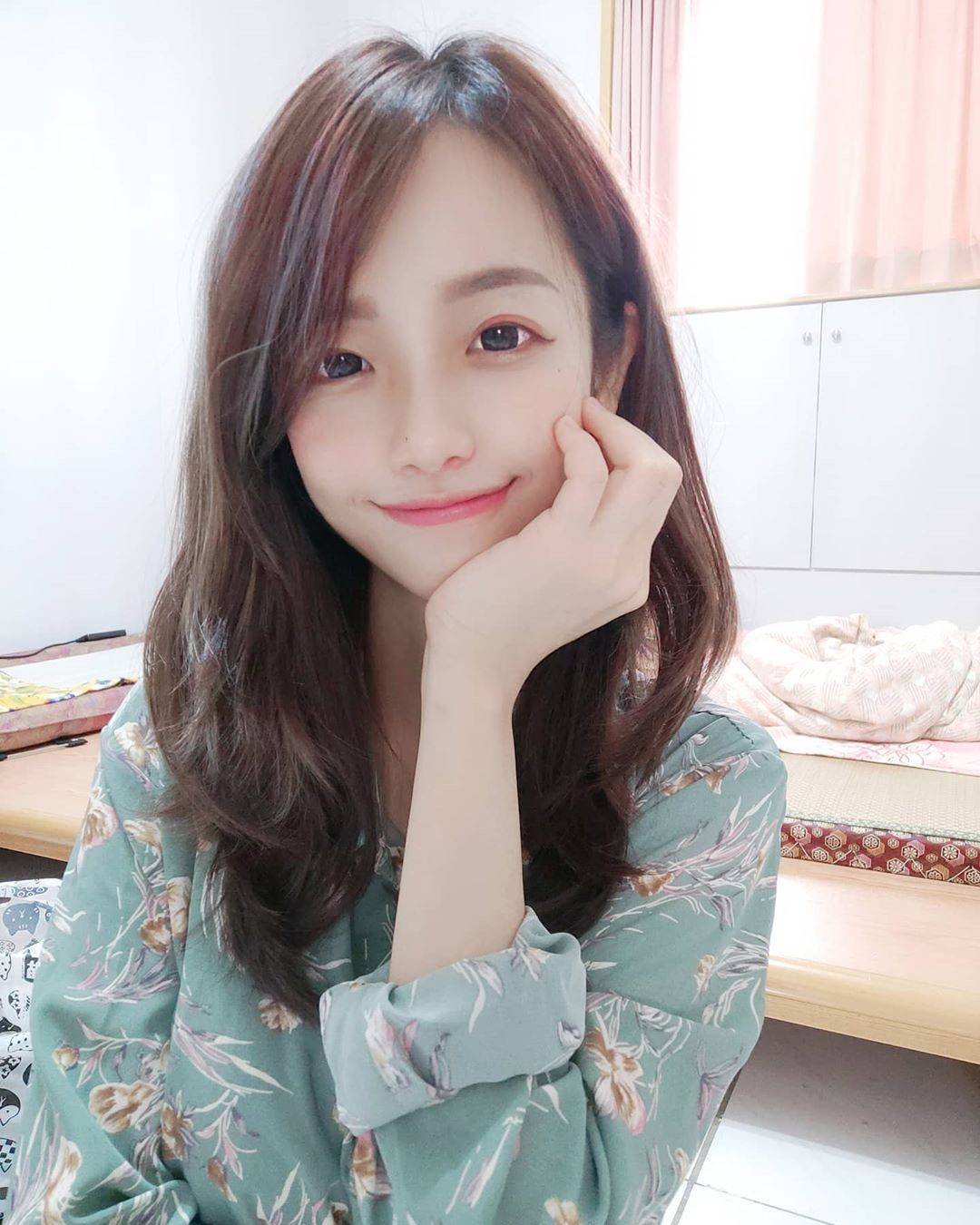 邻家系少女「佑儿」精巧脸蛋萌甜可爱,清新气质让男粉被恋爱淹没!