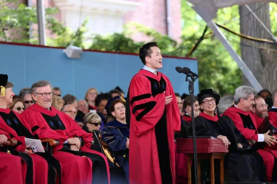 哈佛大学毕业典礼演讲图片