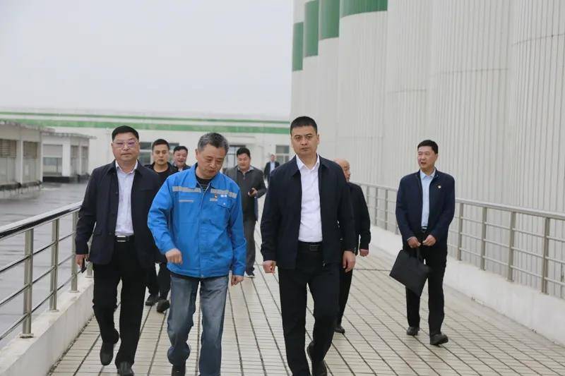 "走进公司厂区,冯磊一行实地查看企业运行状况,详细询问产品生产销售