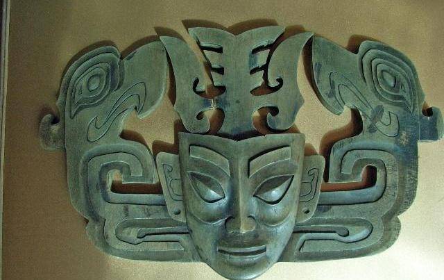 三星堆民间收藏一件犀牛背龙,它的造型从未出现过,故此真假难辨