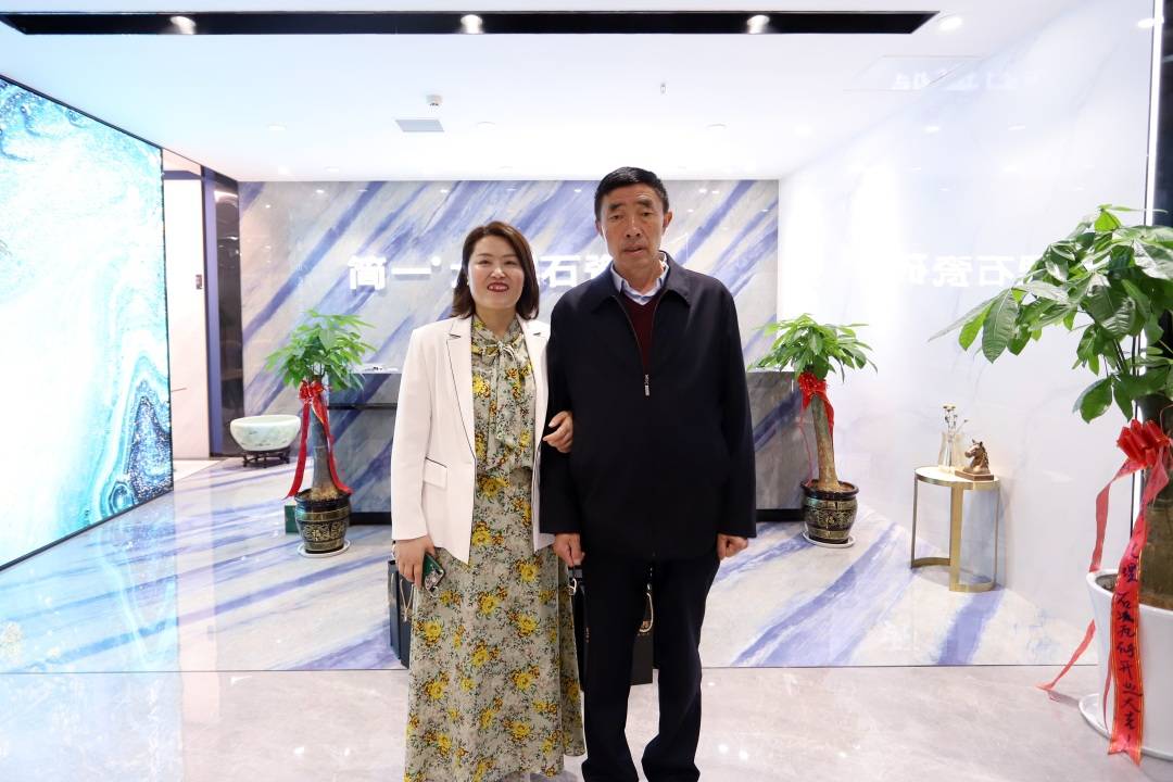 周学华与全国人大代表,保康县尧治河村党委书记孙开林(右)合影简一