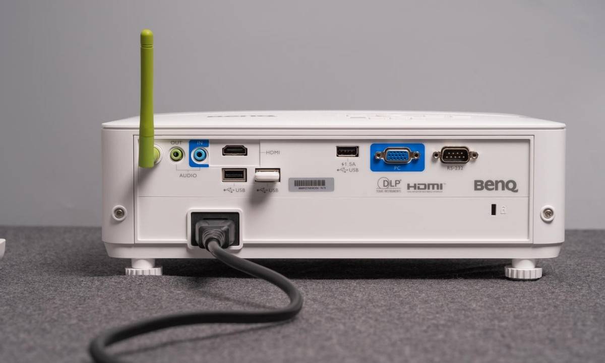 为企业设计师的作品演示赋能明基e582全高清商务智能投影机