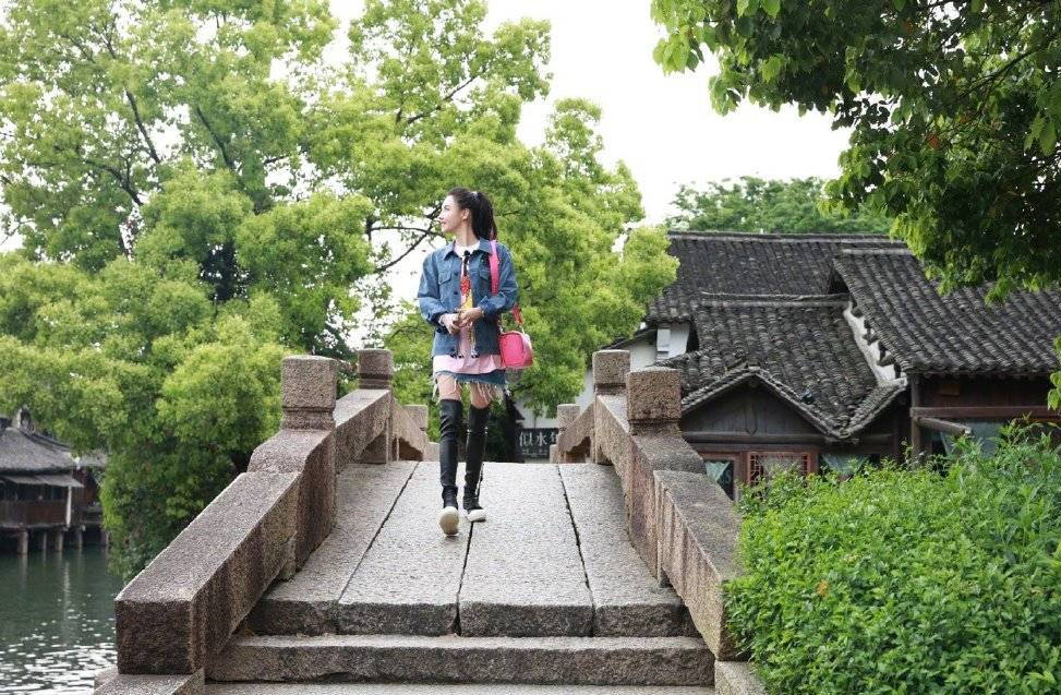 张柏芝高马尾造型青春靓丽 漫步乌镇气质恬静优雅