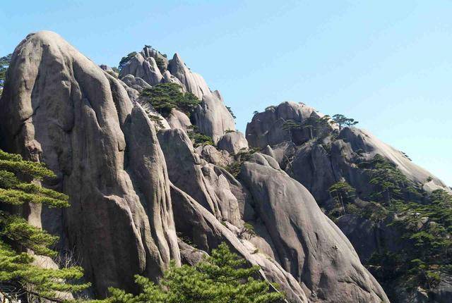 黃山劃分為前山和後山,前山岩體節理稀疏,岩石多球狀風化.