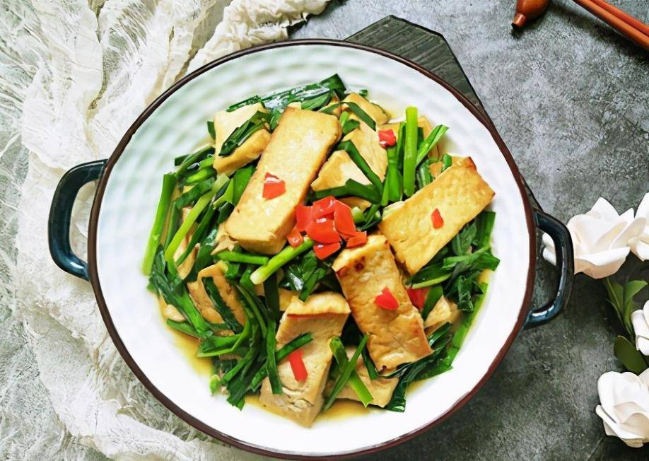 韭菜能和豆腐在一块炒 98226a32b2fe448c8225723792235e60.jpeg