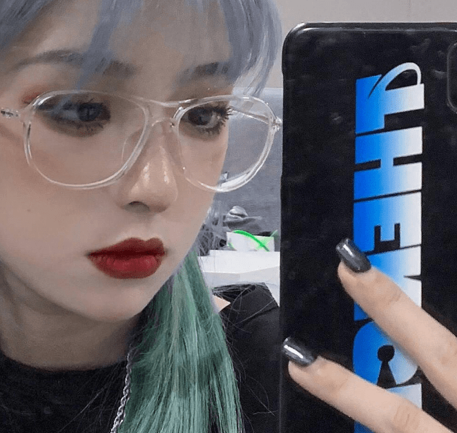 原创网红机智张参加活动被拍生图头发干枯皮肤黑粉丝吐槽像杀马特