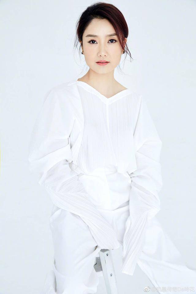 原创玲花近照大变样素颜被指像大妈女儿穿印花裙走路呆萌好可爱