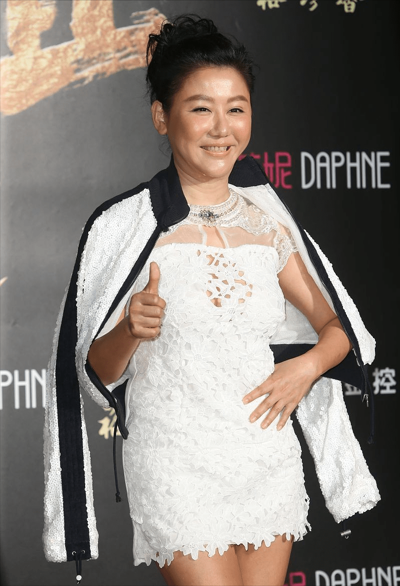 原创梁咏琪干妈真不管自己多大了过半百偏选薄透装来穿身材真抗打