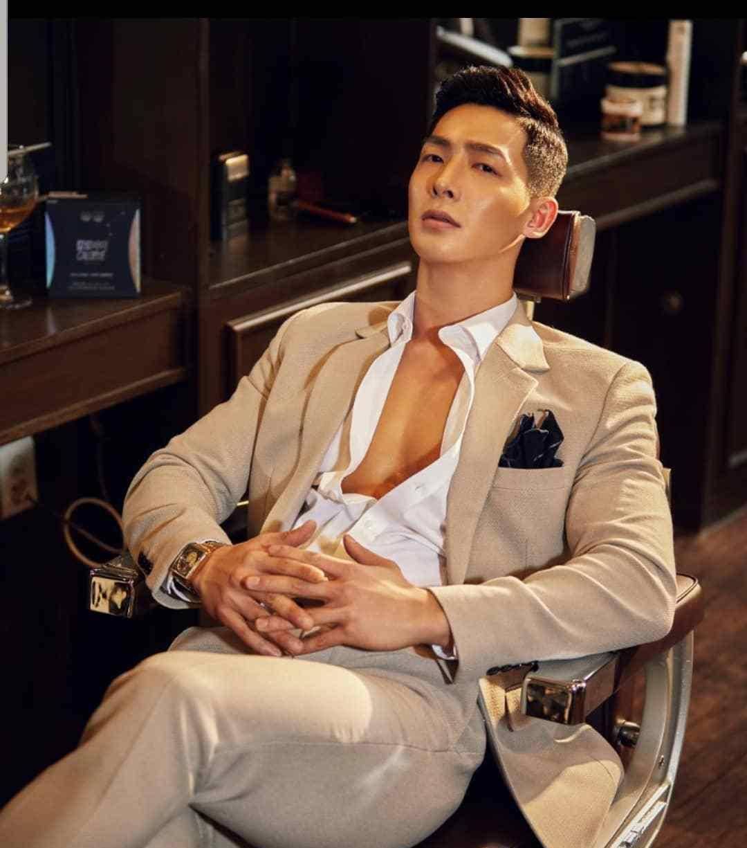 颜值高肌肉壮这个男模还有那么一丝痞帅简直太撩人了