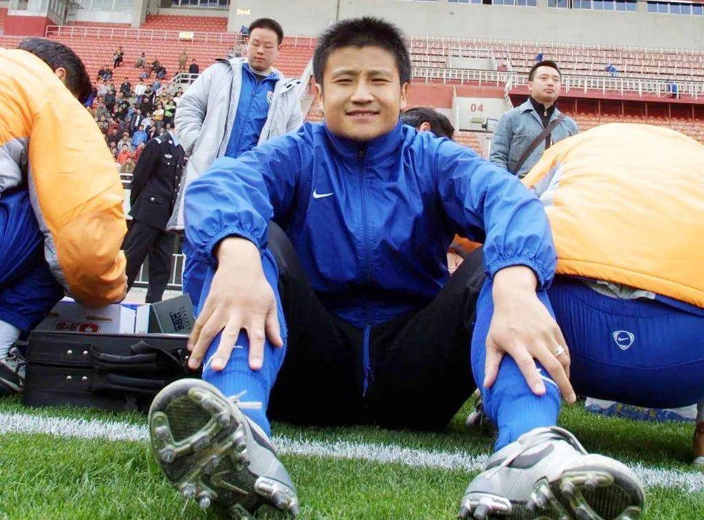 被称为中国卡洛斯,18年前转会费高达千万,31岁却选择退役_吴承瑛