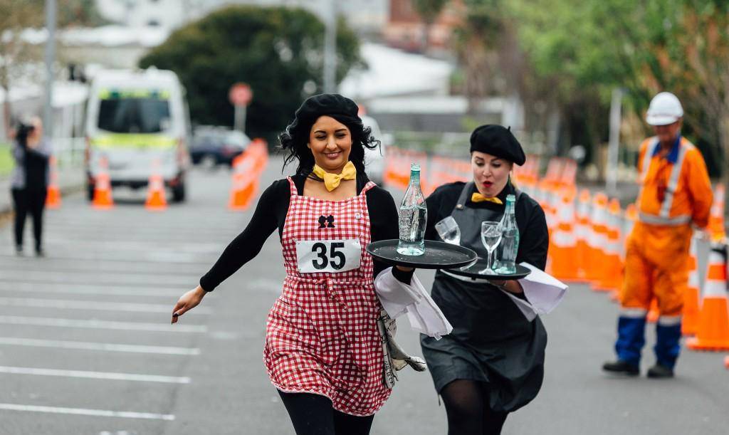 服务生们的世界级端盘赛跑!法国巴士底日,最有趣的庆祝活动