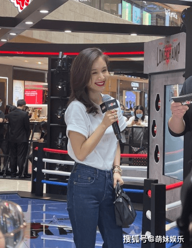 原创王子文与吴永恩牵手逛街十指紧扣浪漫爆表男方见镜头一脸严肃