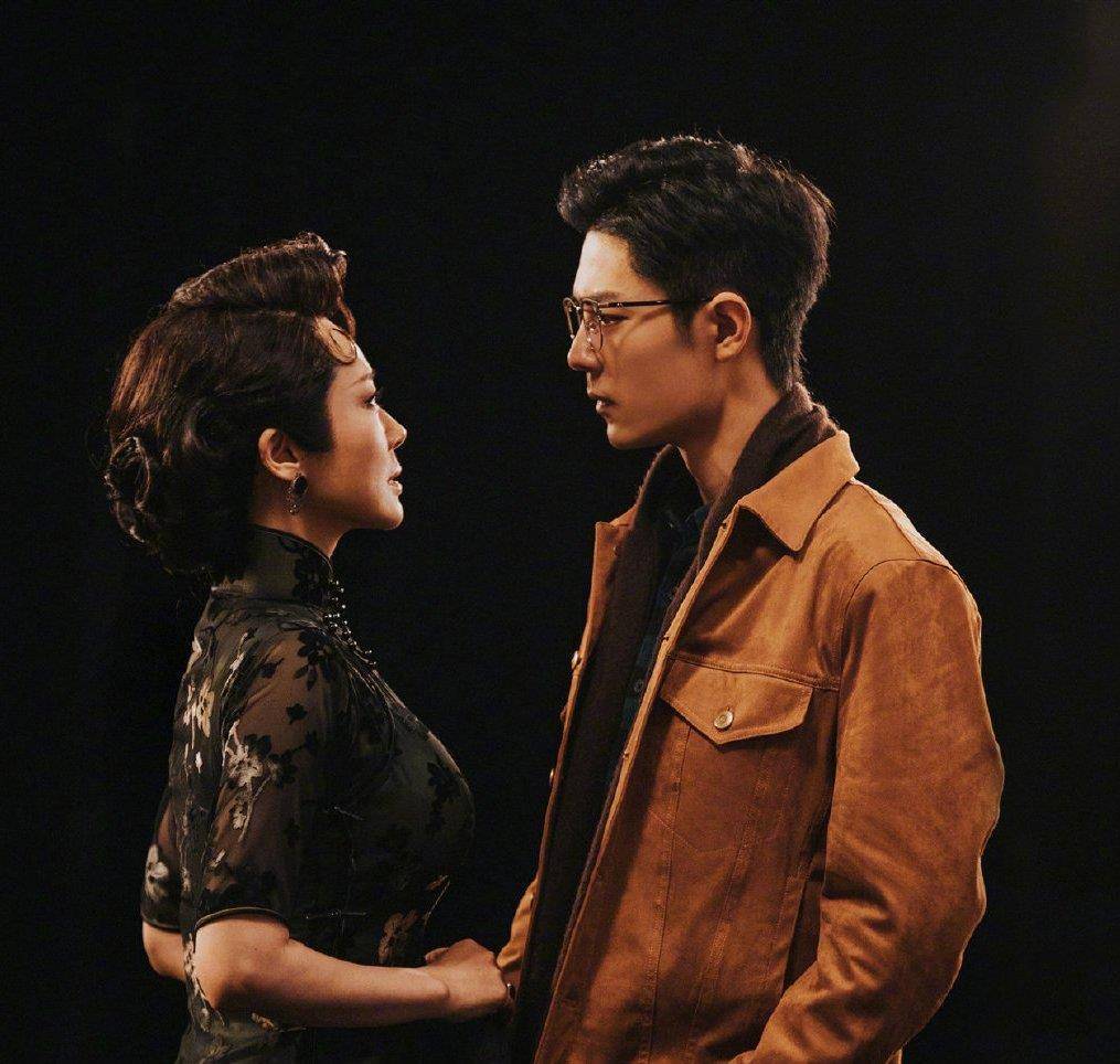 原创肖战连续两晚演出结束后深夜更文红海和花海都是真心换真情