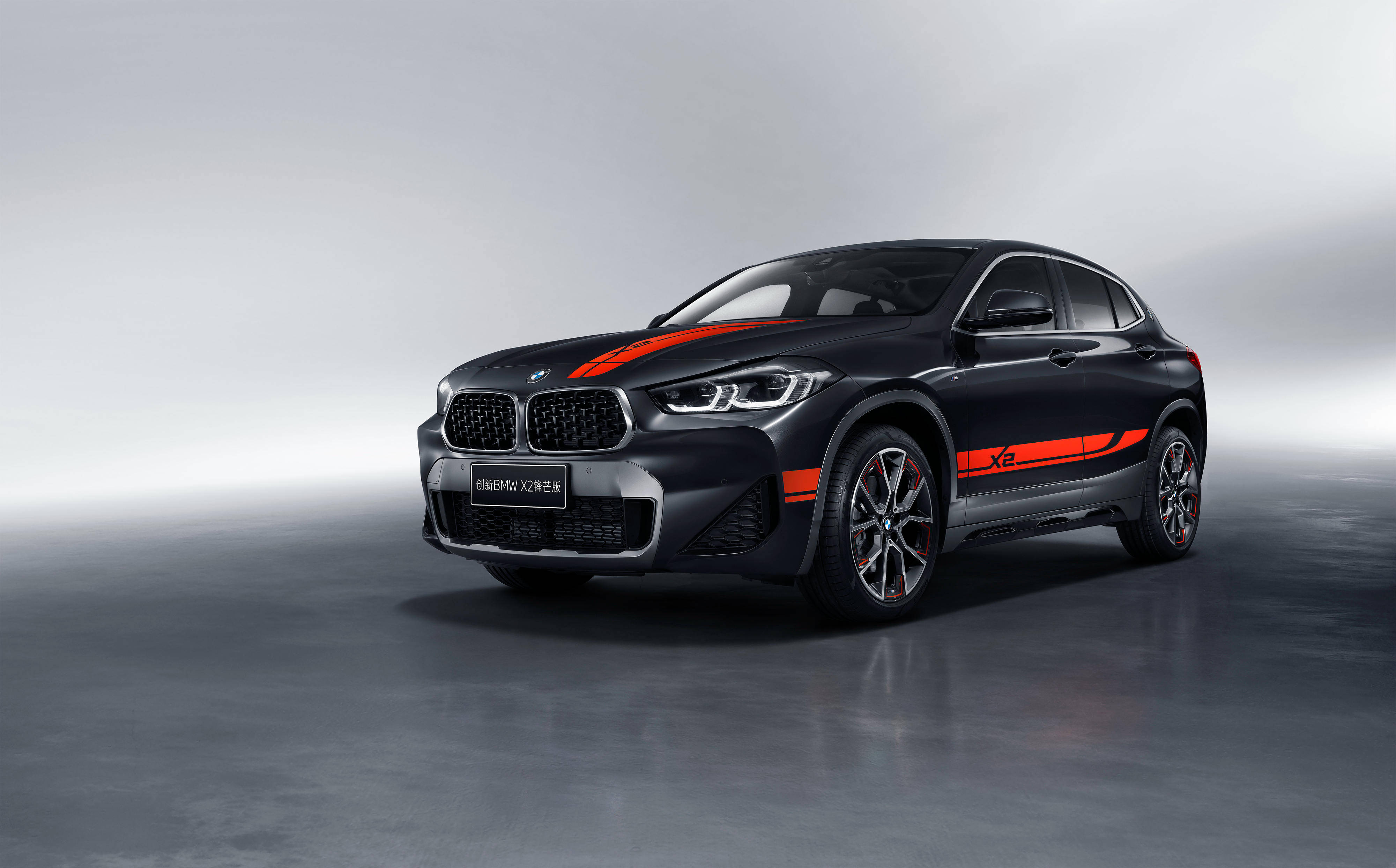 贯穿车身的黑色拉花设计,结合轮毂配套的黑色配饰,整体低调而不失风格