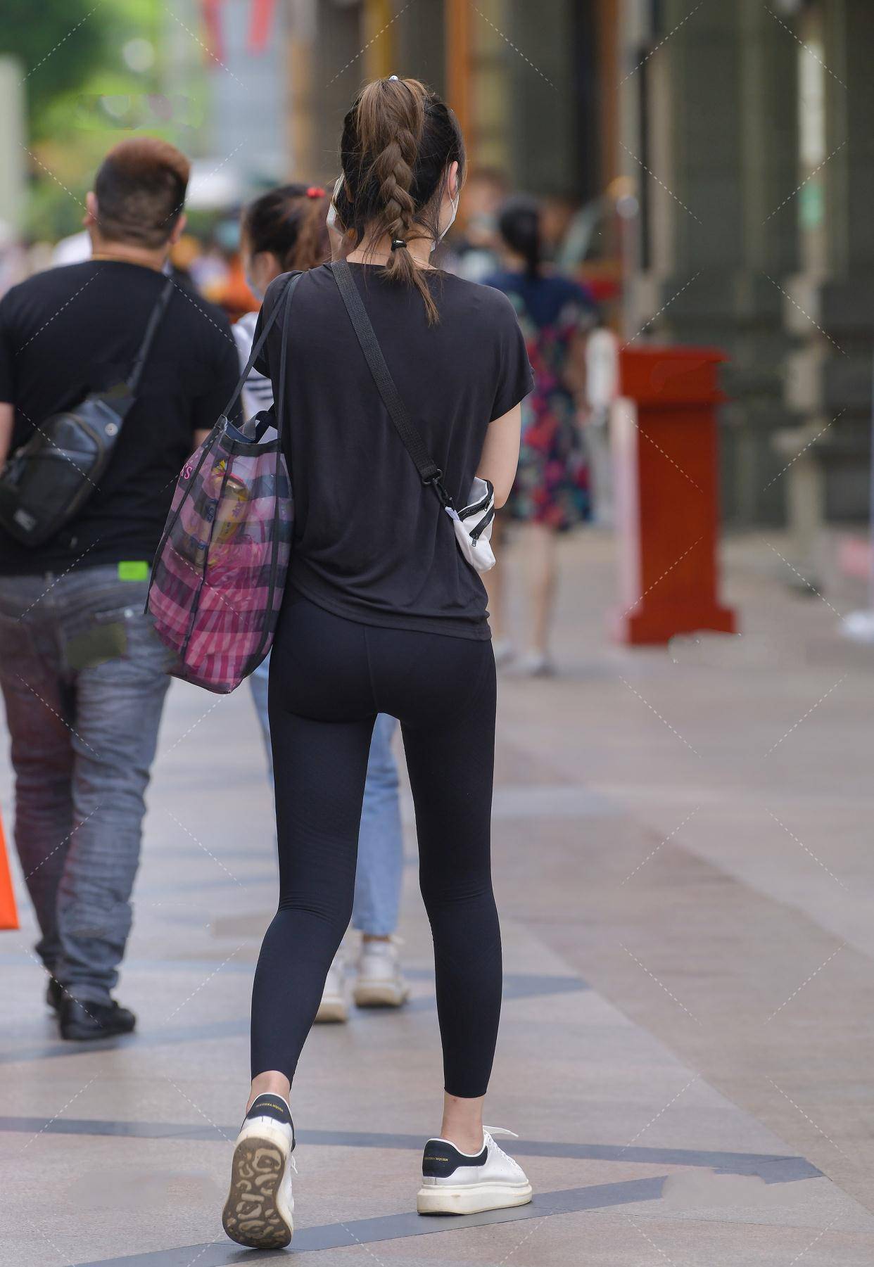 纯黑色运动装搭配白色鞋包清爽干净深沉低调