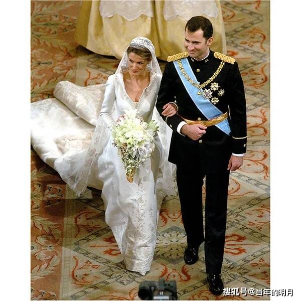 莱蒂齐亚王后和费利佩六世国王相识于一场婚礼的晚宴上,秘密恋爱一年