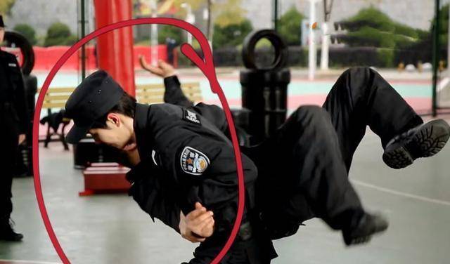 王一博挑战特警现场格斗练习参与实战让人佩服