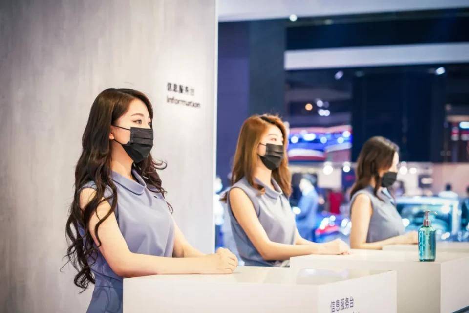 点击进入看图评论 图赏:上海车展上的车模小姐姐们(图30)