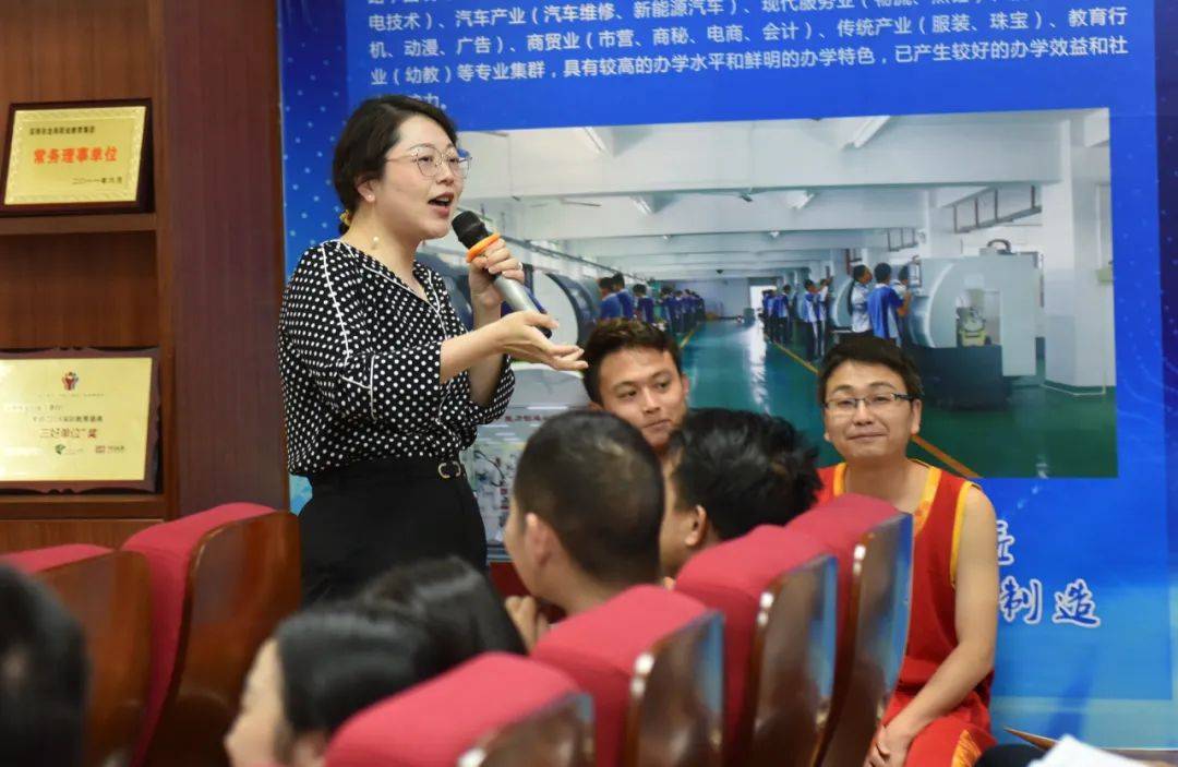 讲座正式开始前,蔡媛媛讲师带领大家做一个小游戏.