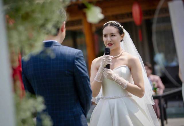 2011届超女聚齐喻佳丽婚礼合照惹人泪目李斯丹妮却未露面