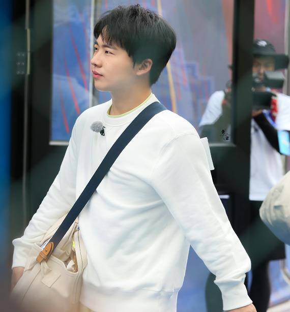 原创郭麒麟回归《奔跑吧》,谁注意到蔡徐坤第一反应?真正交情藏不住