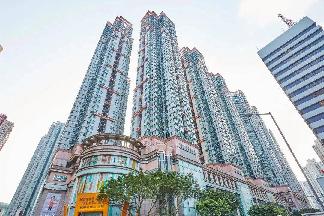 花园邻近港铁宝琳站,步行几分钟就可到达,附近的巴士总站坐车前往香港