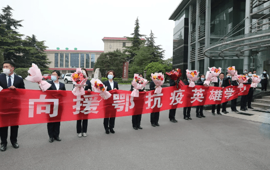 4月23日,安钢总医院,红色的条幅,醒目的标语,簇簇的鲜花,期待的眼神