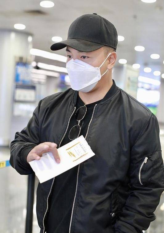 释小龙罕晒近照脸蛋干净眼神坚毅身材偏瘦貌似减肥成功