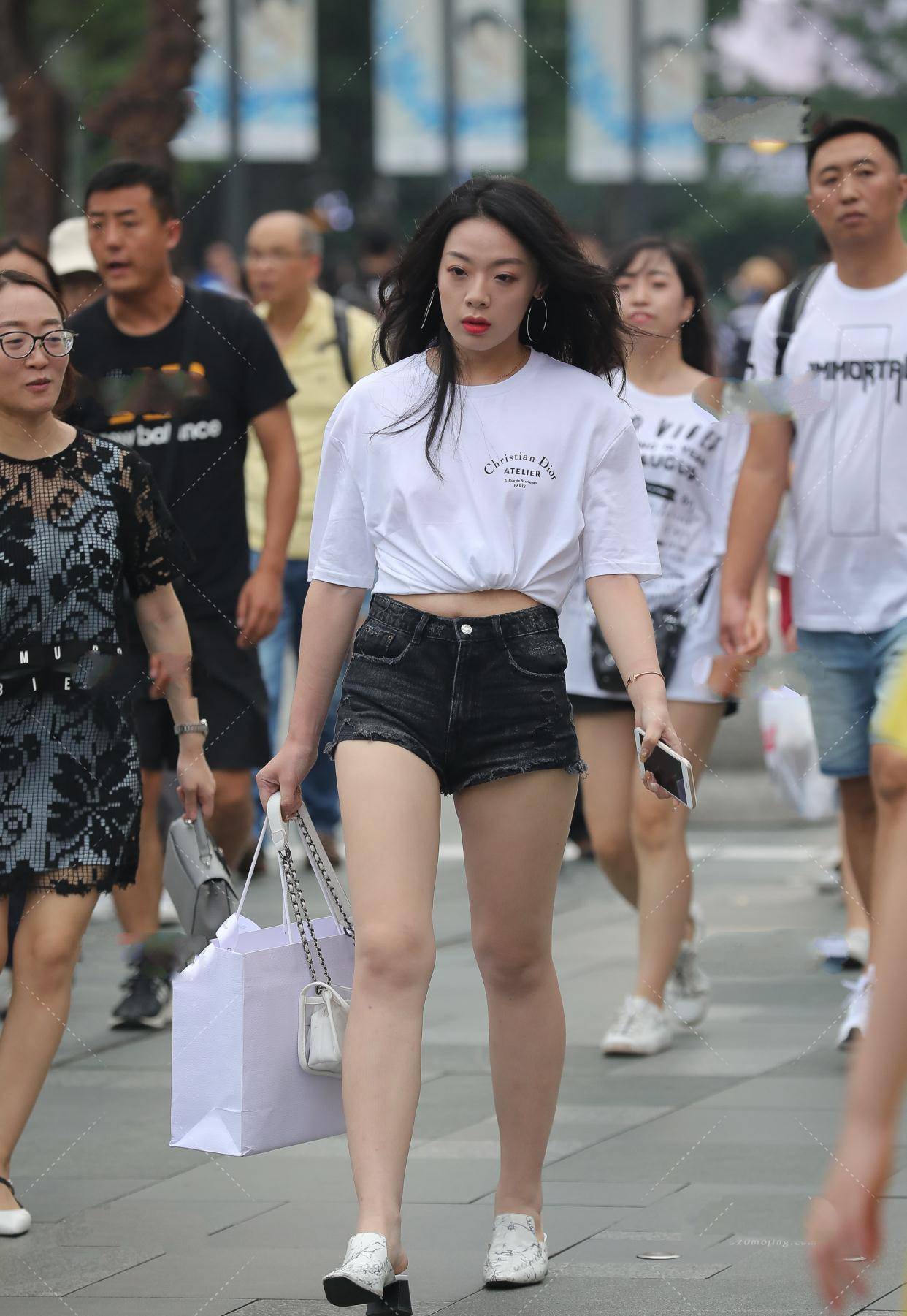 女生穿全部衣服的图片 a6f58570ae904ee0b67c76368dc5da01.jpeg