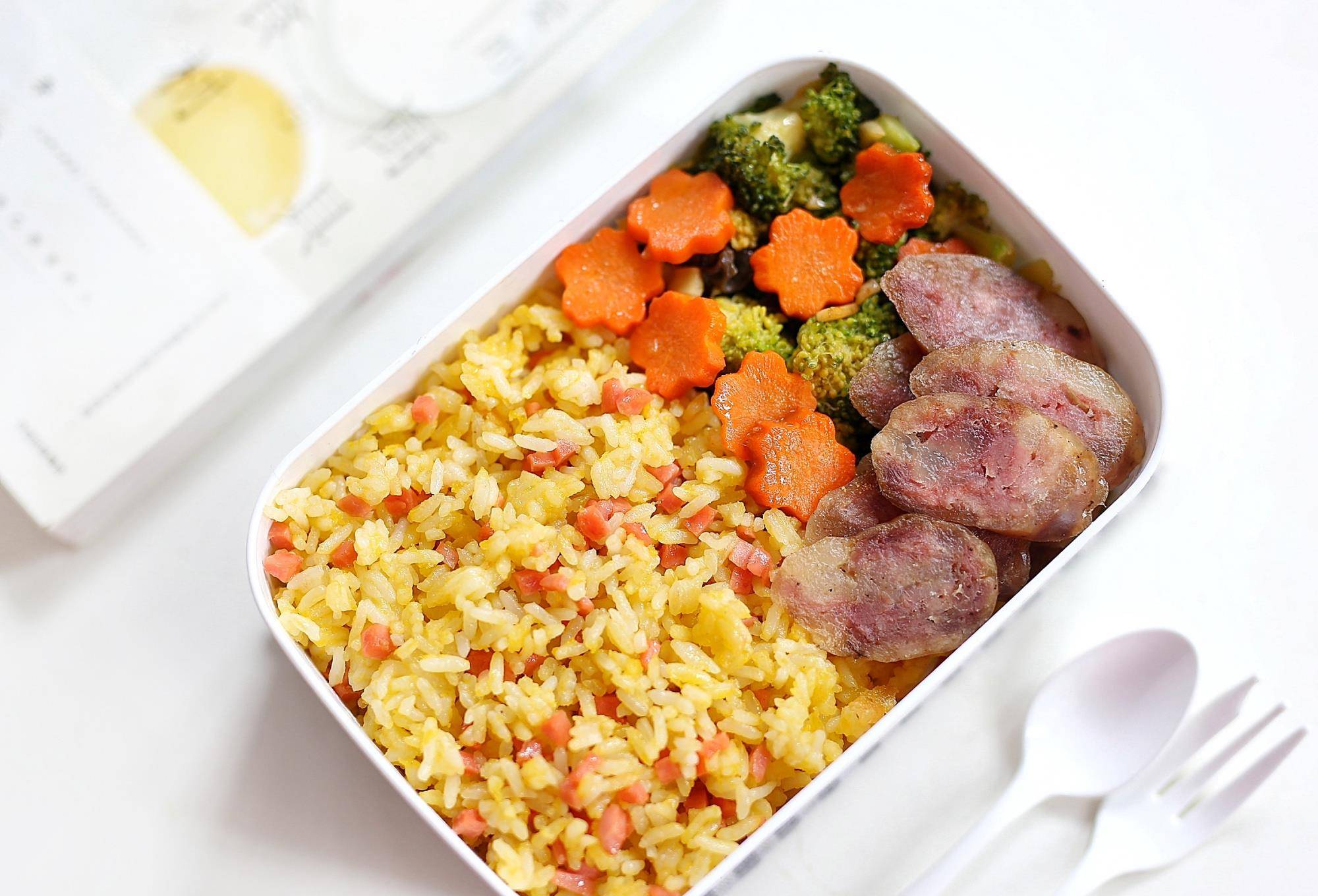 复工第一天的便当,有肉有菜有水果,同事:手里的泡面突然不香了_饭盒