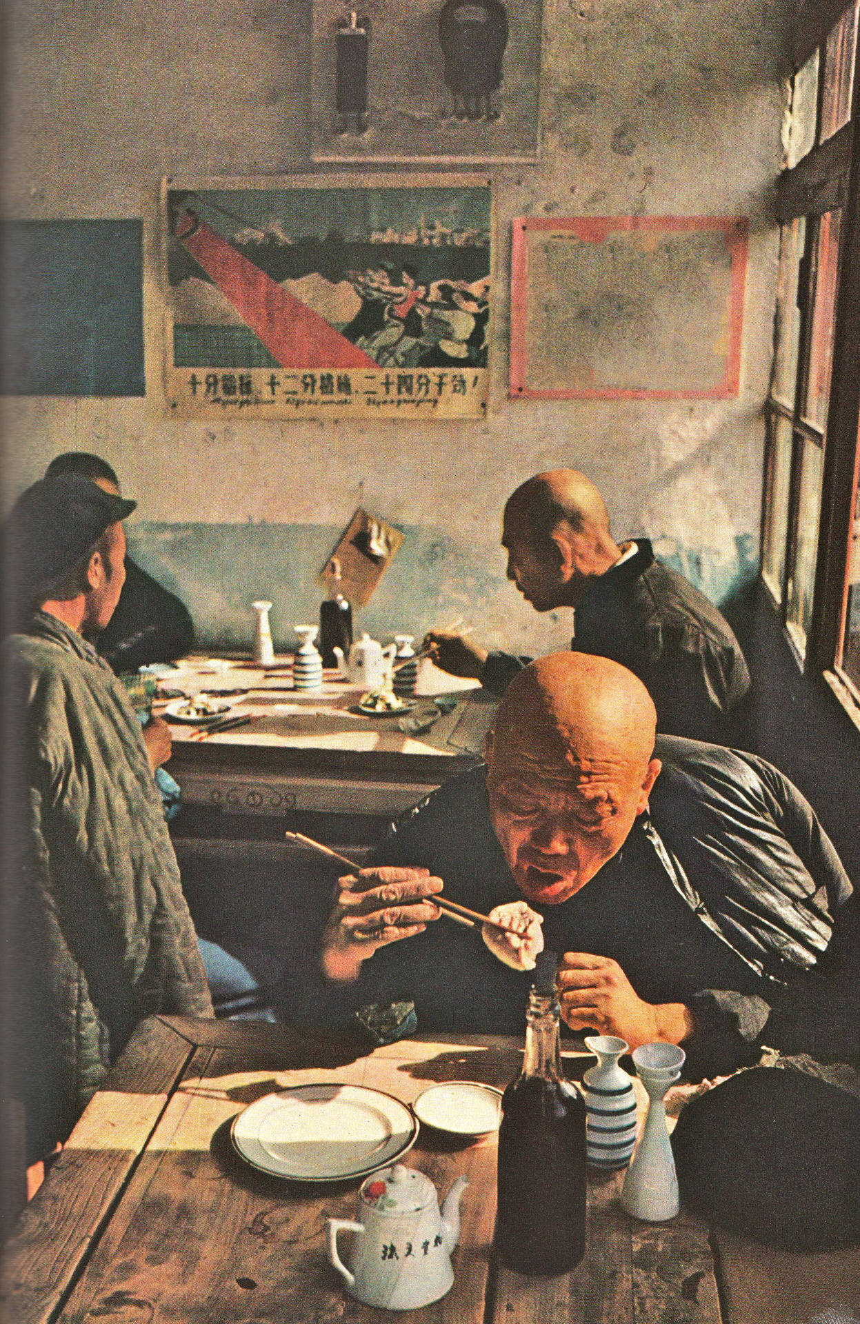 知青以为东北到处有吃的,没想到顿顿是刷锅水,吃猴头菇闹乌龙_刘华