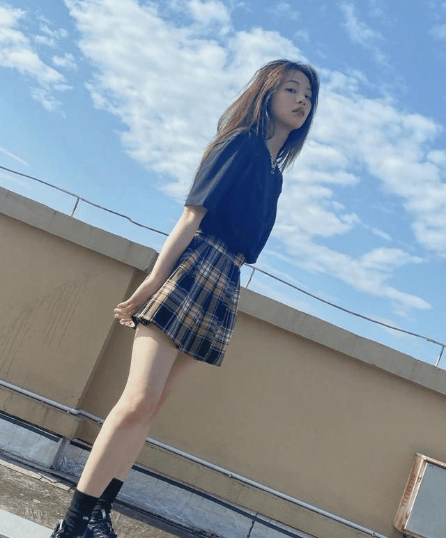 黄灿灿t恤配格纹短裙,26岁仍校园风满满,金属项链增添潮酷感_黑色