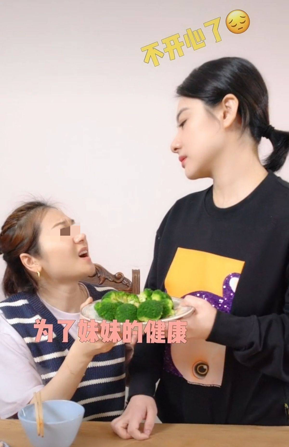 她与朋友一起吃饭别人都在大快朵颐地享用火锅可是刘璇为了二胎女儿