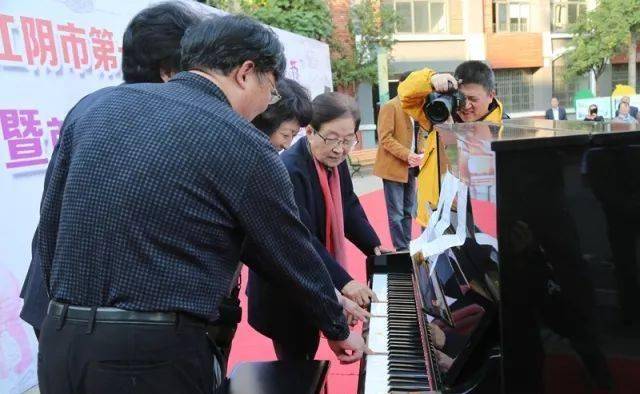 谷建芬现身音乐课堂教学86岁素颜消瘦憔悴但整个人气质优雅