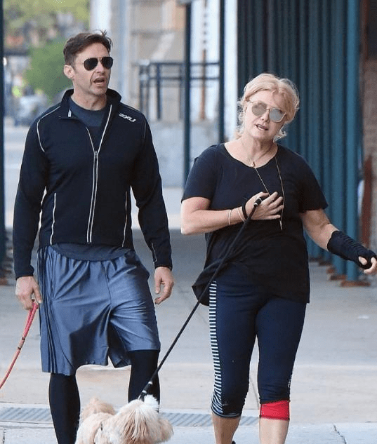 狼叔和大13岁老婆结婚25年依旧恩爱如初,黑色服装穿出花样