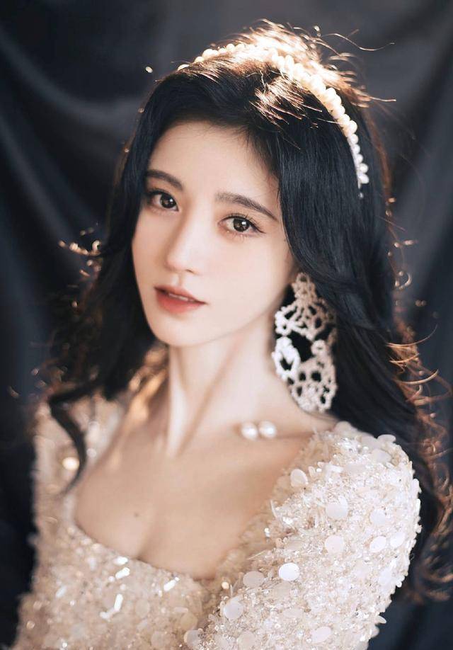 原创鞠婧祎不愧四千年难遇第一美女美照曝光穿亮片长裙配针织头饰