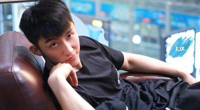 同时，黄景瑜与张哲瀚也发生冲突。本来是个模特儿的黄景瑜，因“成瘾”