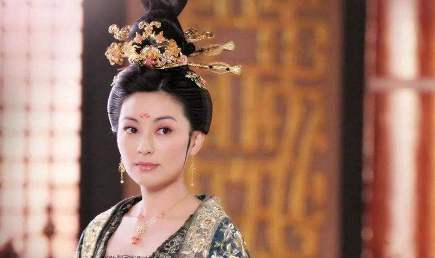 她是唐庄宗的妃子入宫后不受宠被赶出皇宫后却成为开国皇后